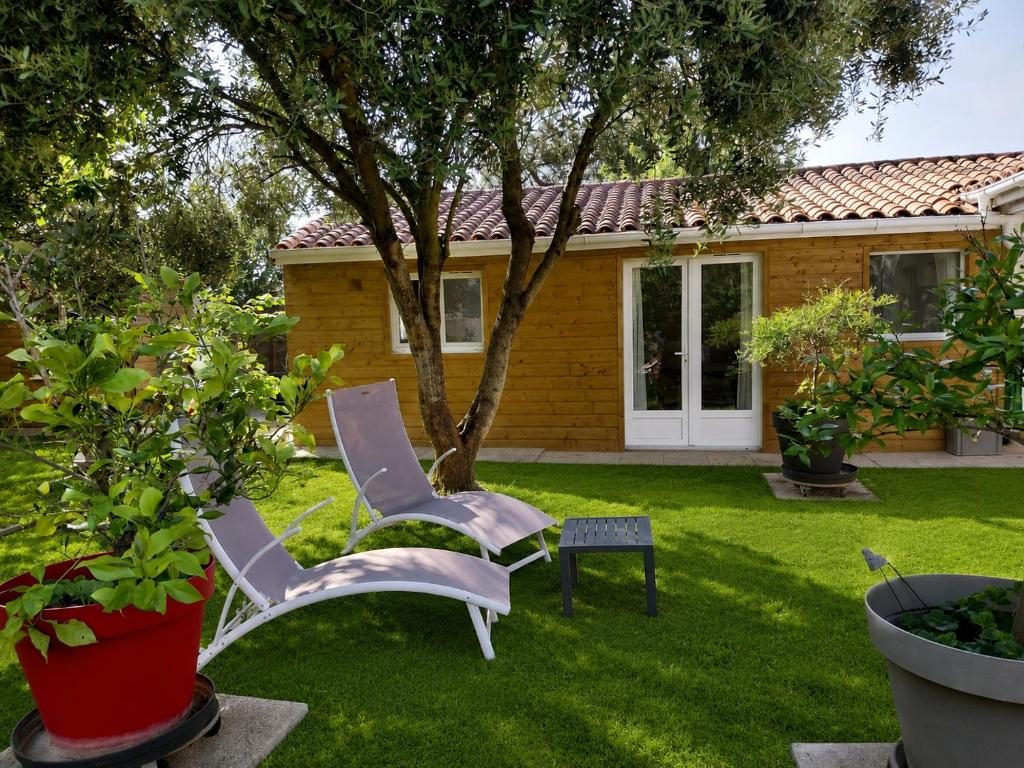 Le Cocon du jardin, petit chalet en bois dans un jardin verdoyant à Marennes
